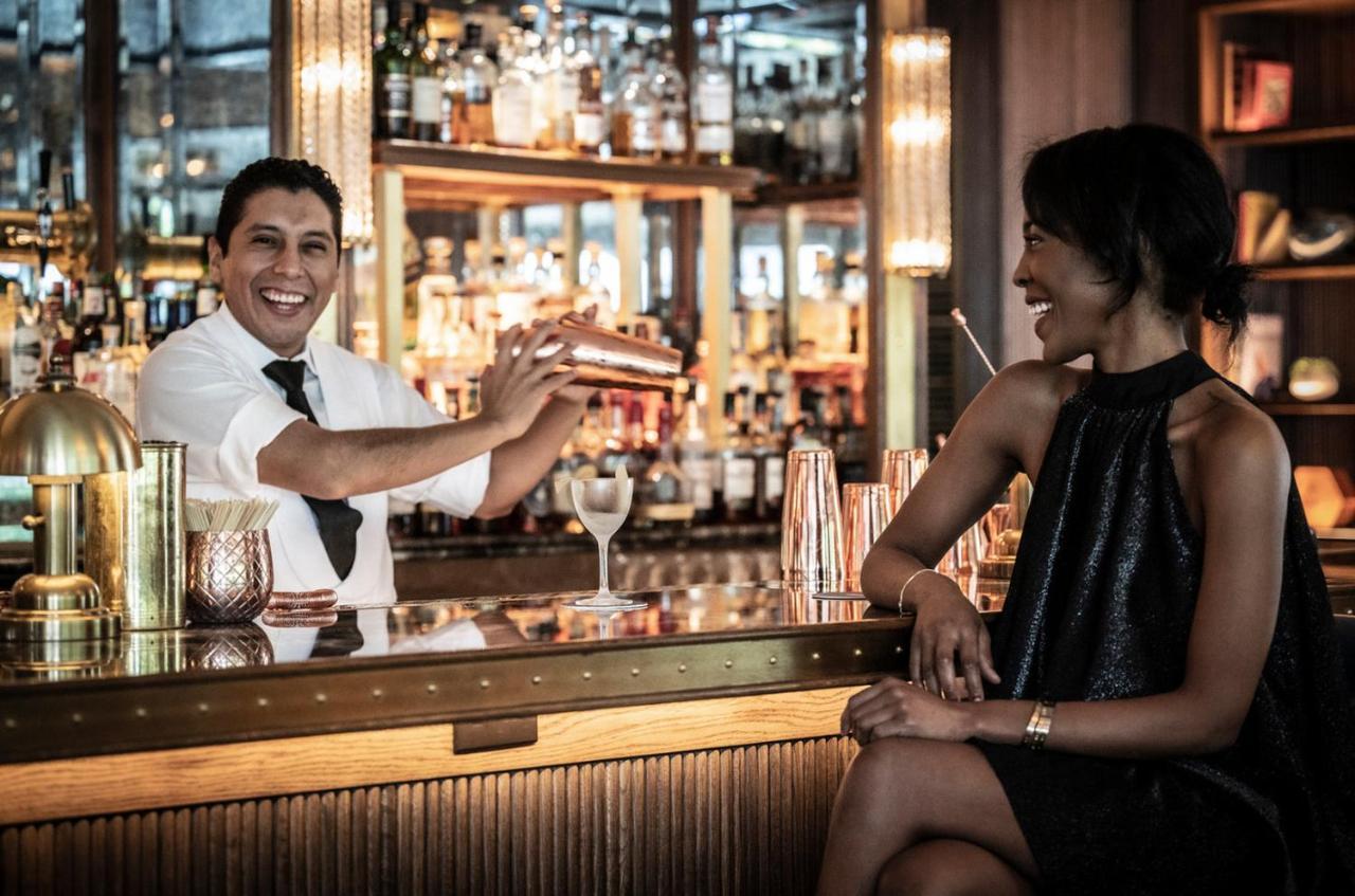 The Dupont Circle Hotel Washington Ngoại thất bức ảnh A bartender serving a drink